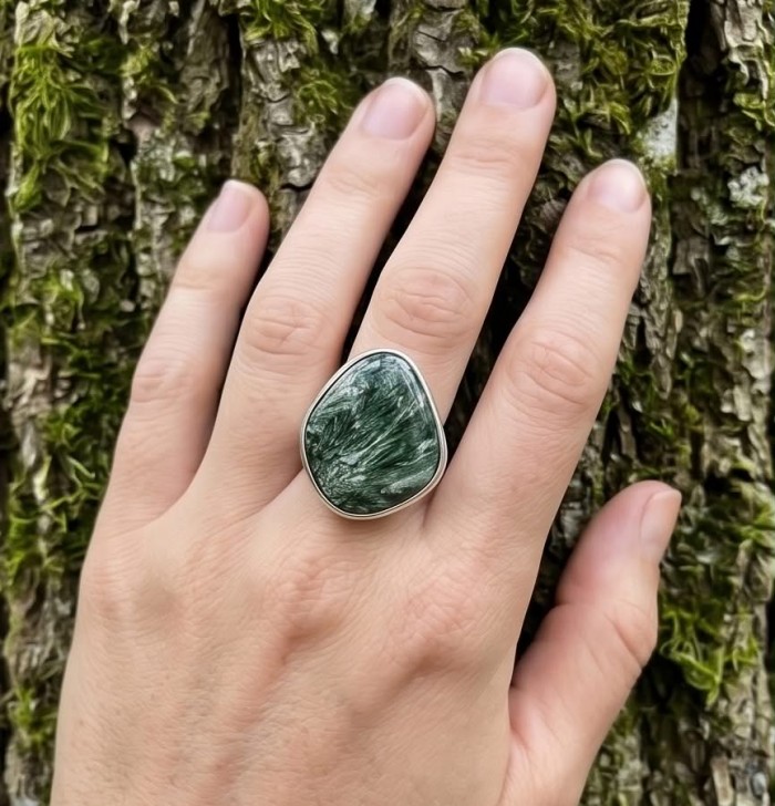 Great quality Seraphinite .925 Sterling Silver handcrafted Ring size 7 adjustable - Seraphinite sterling silver ring worn on hand, tree bark background.