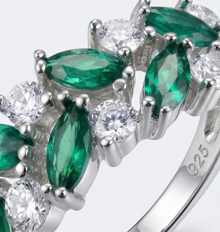 Authentic 2.8 carat CHROME Diopside .925 Sterling Silver handcrafted Ring size 6 - Close-up of chrome diopside and clear stones on .925 silver ring