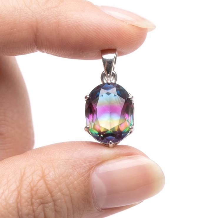 5.2 carat oval cut Brazilian Tourmaline .925 Sterling Silver Perfectly handcrafted pendant - Close-up of oval Brazilian Tourmaline pendant in sterling silver.