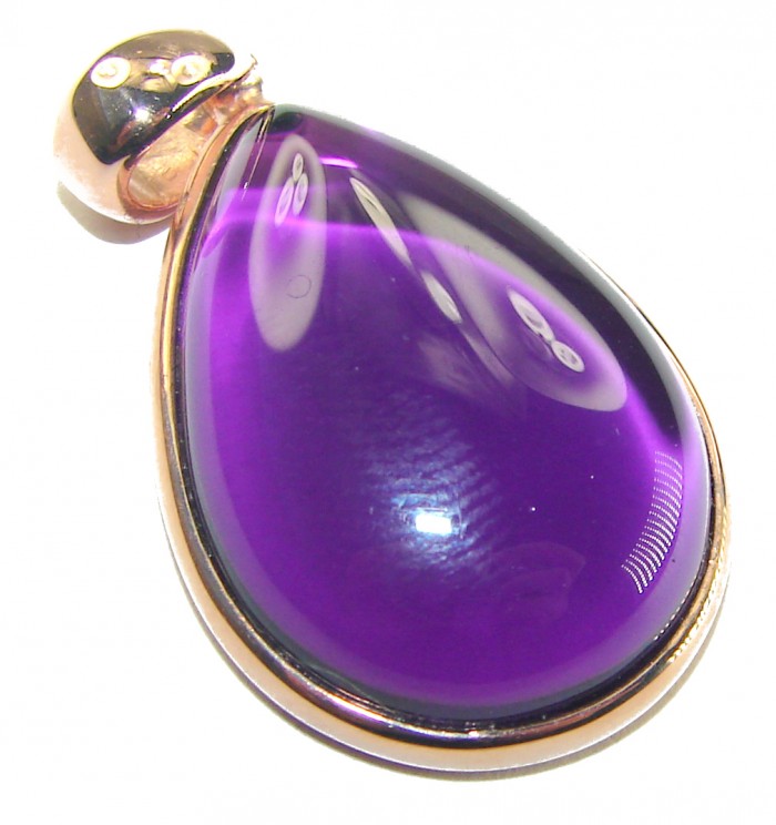 Beautiful Simplicity 22.5 carat Amethyst 14K Gold over .925 Sterling Silver handcrafted Pendant - Close-up of a 22.5 carat amethyst pendant in 14K gold setting.