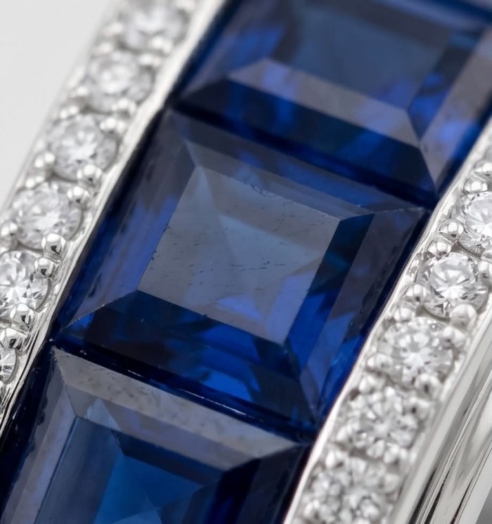 Iconic design 22.2 carat natural Sapphire .925 Sterling Silver Perfectly handcrafted Ring s. 6 1/2 - Close-up of sapphires and diamonds in .925 sterling silver setting.