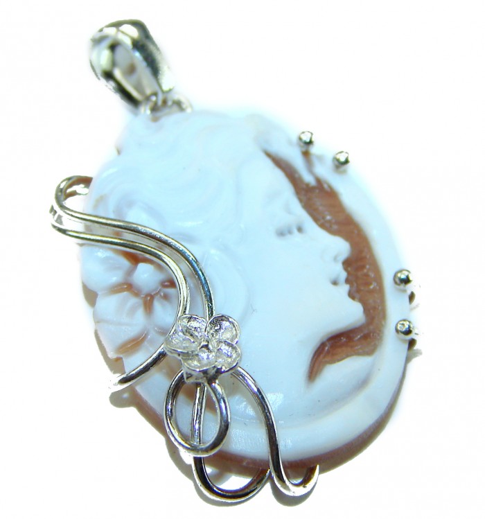 Exquisite vintage style Cameo .925 Sterling Silver handcrafted Made in Italy Statement pendant - Close-up of vintage style Cameo pendant with .925 sterling silver trim