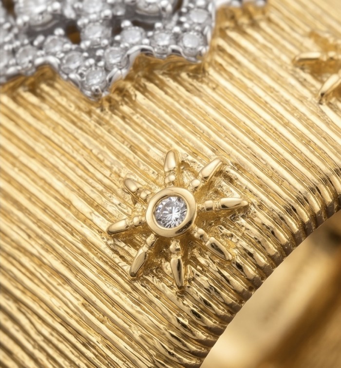 Dolce Vita - Precious Natural 9.5 carat White Topaz 2 tones .925 Sterling Silver handcrafted Ring size 7 - Close-up of Dolce Vita ring with white topaz and textured gold details.