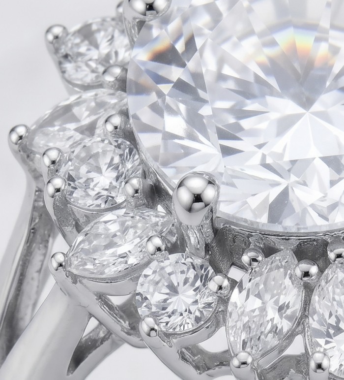 Precious 18.5 carat White Topaz .925 Sterling Silver handcrafted Ring s. 7 1/4 - Close-up of 18.5 carat white topaz on sterling silver ring.